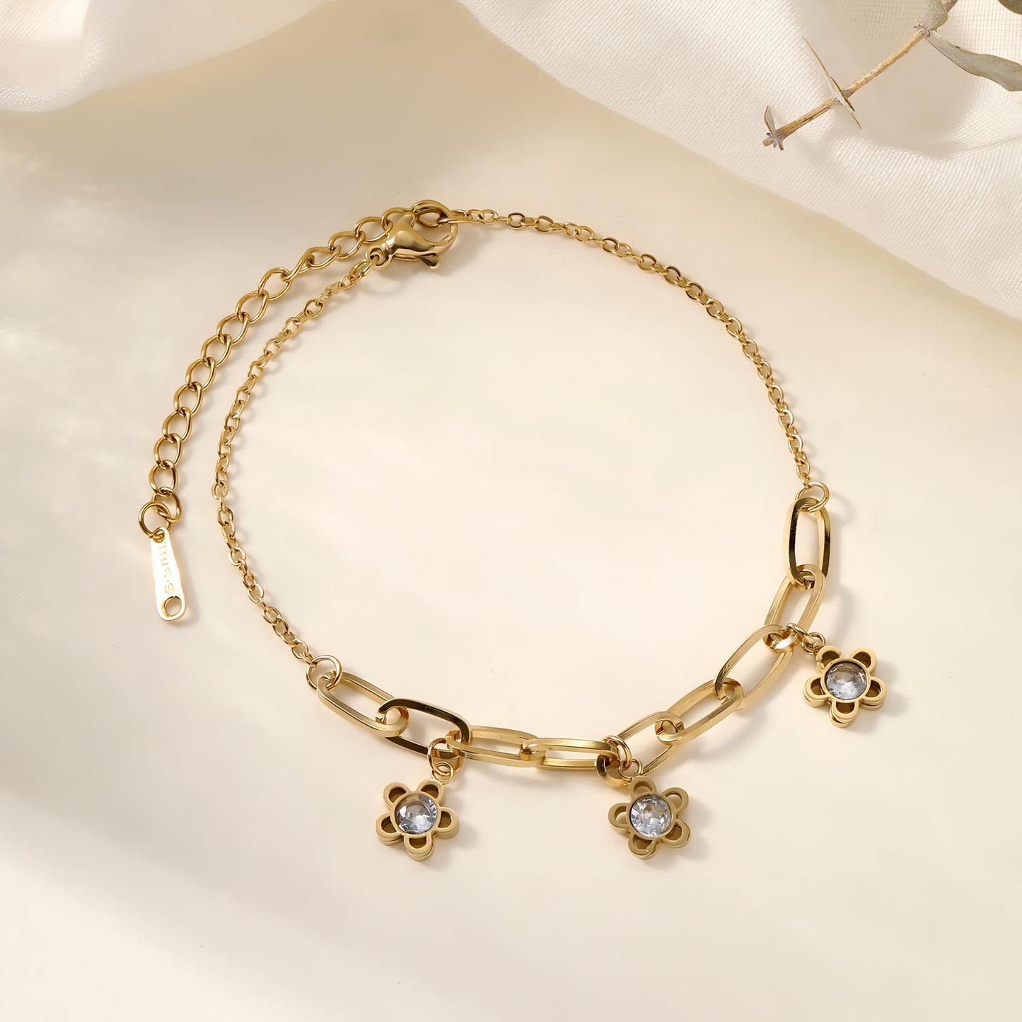 Lyra Golden bracelets by GLEAMY