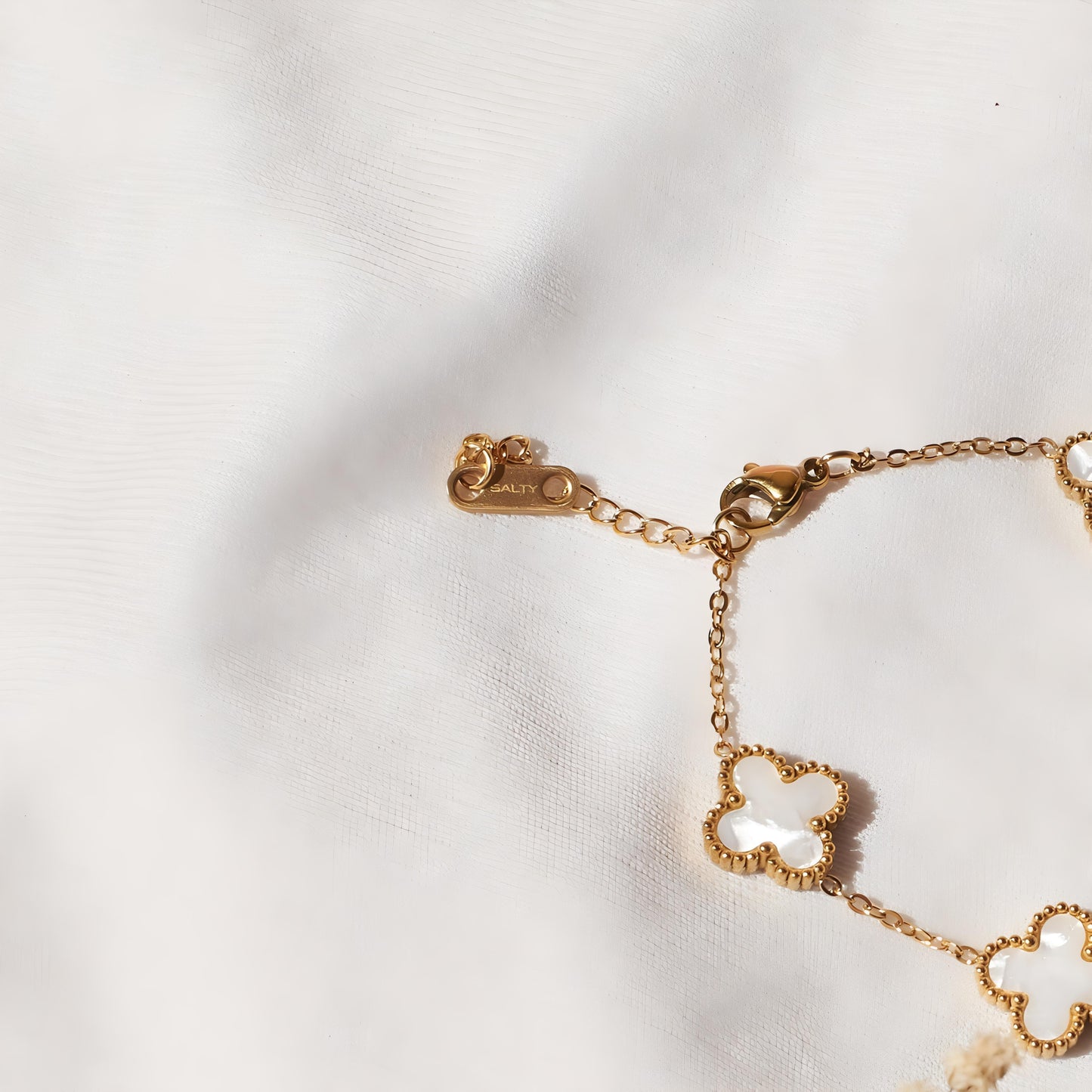 Victorian White Bracelet by Gleamy